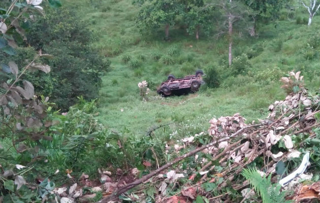 El auto terminó volcándose. Foto: Bomberos de Coclé.