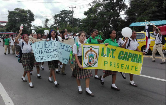 Los estudiantes marcharon por las calles de Capira. 