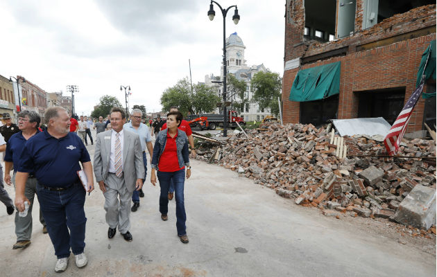El gobernador de Iowa, Kim Reynols (de gris), inspecciona los daños.