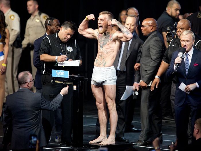 Conor McGregor en el pesaje para su pleito ante Mayweather. Foto EFE