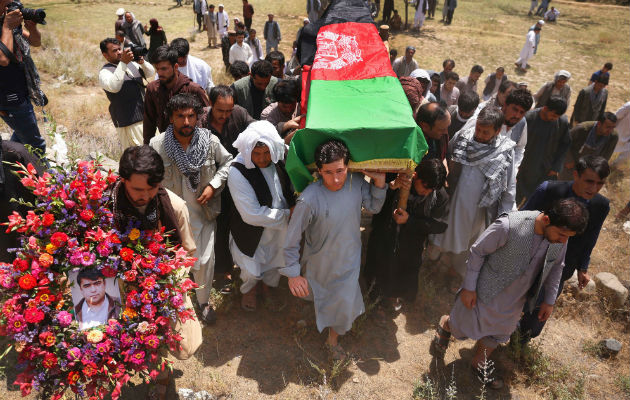 Ciudadanos afganos asisten al funeral de una víctima del atentado. Foto: EFE 