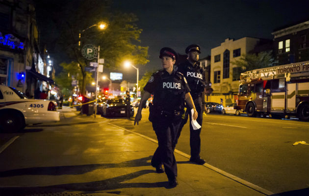 La policía asegura un perímetro alrededor de la escena del tiroteo: Foto: AP