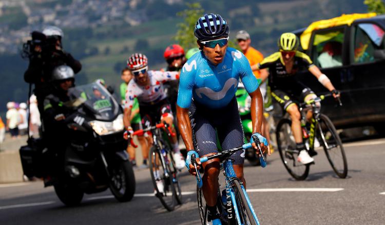 Nairo Quinta intenta escapar del resto del pelotón. /Foto EFE