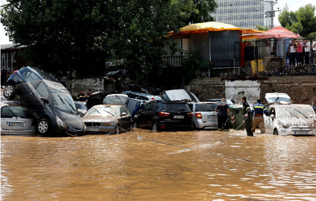 Rescatistas buscan a posibles víctimas por la inundación. Fotos. EFE.