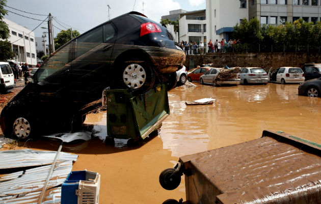 Autos arrasados por las aguas en el suburbio griego de Maroussi.