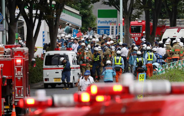 Bomberos japoneses trabajan en la extinción del incendio. Foto: EFE