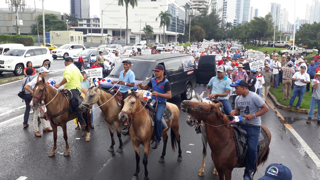 A las 10 a.m. inició una marcha desde la Cinta Costera a la Presidencia de la República.