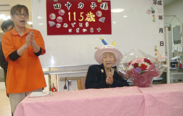Kane Tanaka, a la derecha, celebra su cumpleaños 115.  Tanaka se convirtió en la nueva persona más anciana de Japón. Foto: AP 