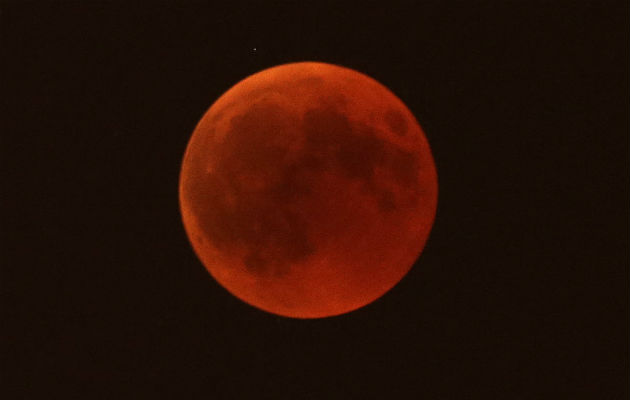 La luna roja captada desde Marsella, Francia.  Fotos: EFE/AP