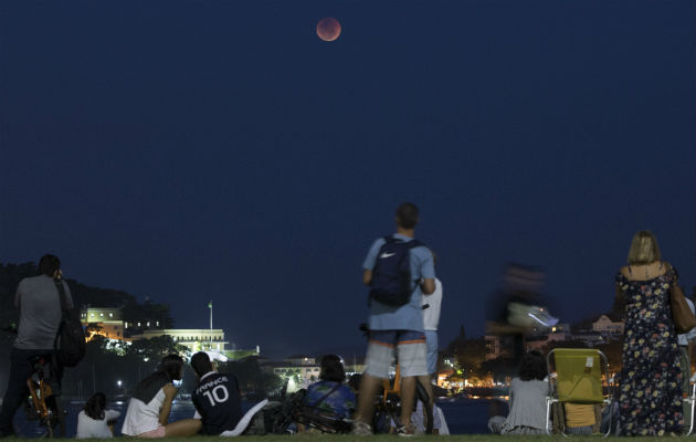 Personas en Río de Janeiro, Brasil, observan el eclipse.