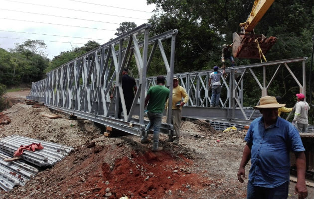 Avence en la instalación del puente Bailey en el Coco de La Chorrera . Foto/Eric Montenegro 