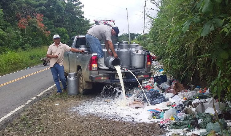 Cerca de 4,000 litros de leche se dañaron. /Foto Cortesía
