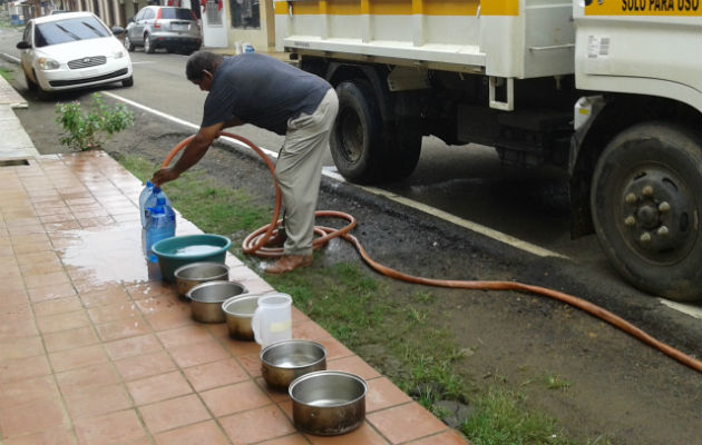 Los operativos de distribución de agua. Foto: Thays Domínguez. 