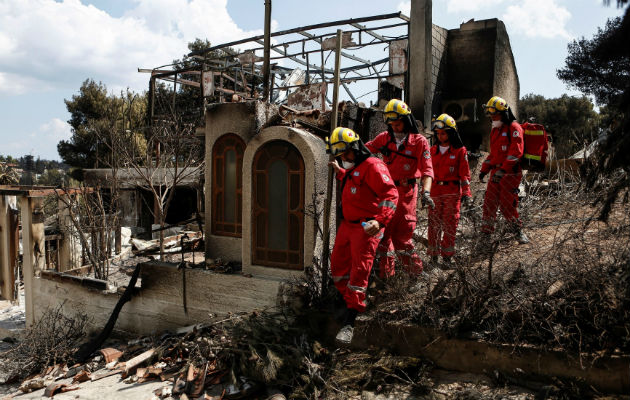 Miembros de la Cruz Roja buscan desaparecidos. Foto: EFE 