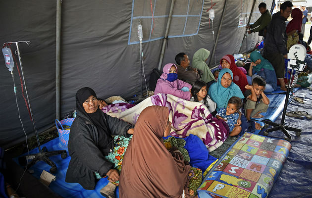 Los sobrevivientes del sismo reciben tratamiento médico en un refugio temporal en Lombok. Foto: EFE 