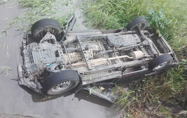 El auto quedó con las llantas hacia arriba. Foto: Mayra Madrid. 