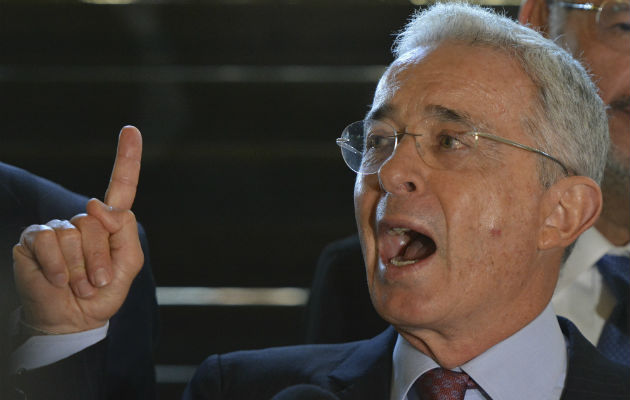 El expresidente Álvaro Uribe se defiende las acusaciones de soborno. FOTO/AP