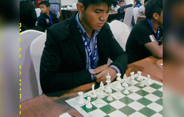Vicente jugando ajedrez. Foto Cortesía.