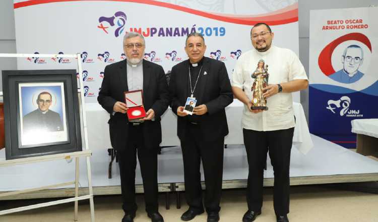 Ulloa (centro) agradeció el gesto a la iglesia salvadoreña. Cortesía