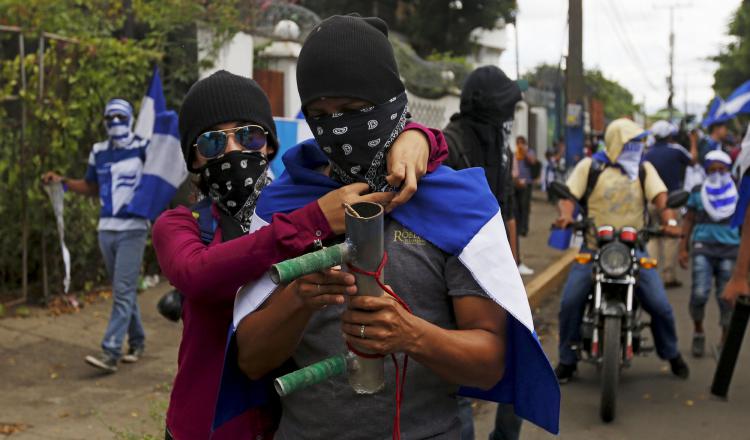 Cientos de personas participan en una protesta contra  Ortega. EFE