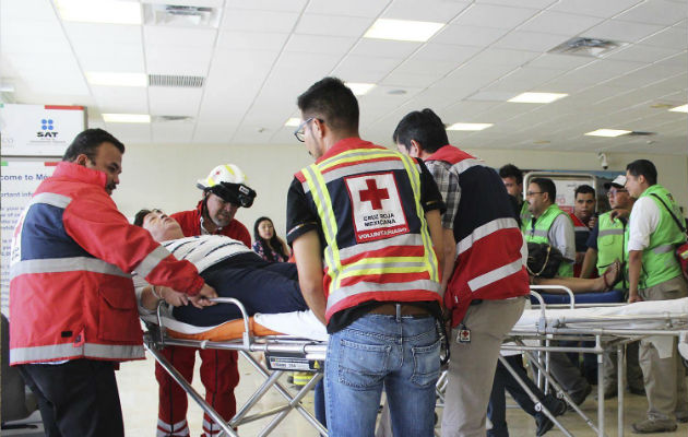 Los equipos de se emergencia ayudan a los heridos. FOTO/EFE