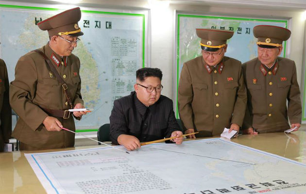 El líder norcoreano Kim Jong-un, inspecciona los planes de lanzamiento de misiles hacia la isla de Guam. Foto: EFE. 