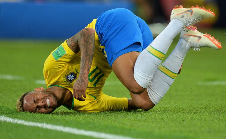 Neymar se queja de una falta en el partido ante México. Foto AP