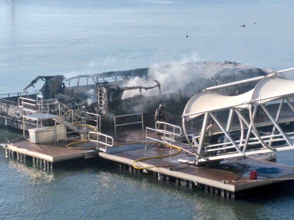 Embarcación Niña Isis se incendia en muelle del antiguo Trump. Foto/Senan