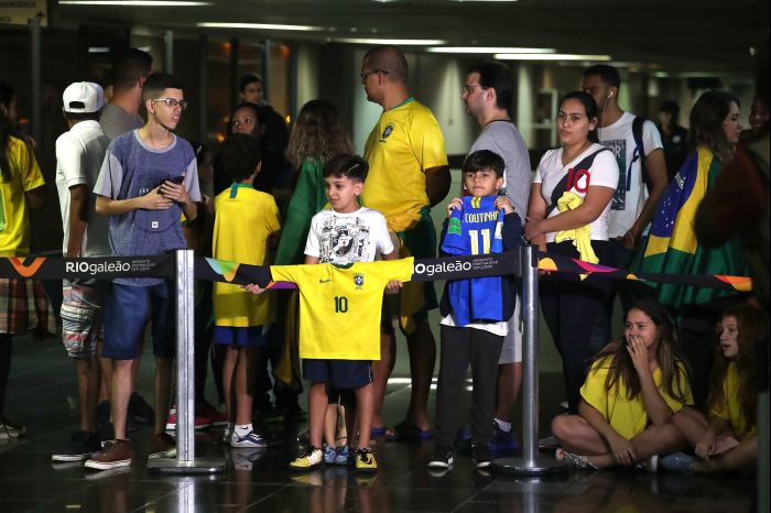 Aficionados esperando a su selección. Foto EFE Aficionados esperando a su selección. Foto EFE