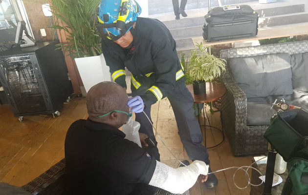 Bomberos atienden víctima con quemaduras de tercer grado en embarcación. Foto/Cortesía