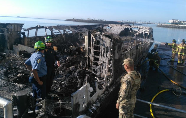 Embarcación Niña Isis se incendia en muelle del antiguo Trump. Foto/Senan