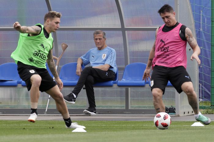 Óscar Tabárez observa el entrenamiento de Uruguay. Foto AP Óscar Tabárez observa el entrenamiento de Uruguay. Foto AP