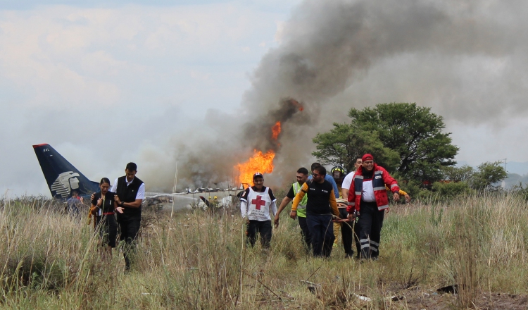 Las autoridades aseguraron que la mayoría de los heridos salió del avión por su propio pie. AP