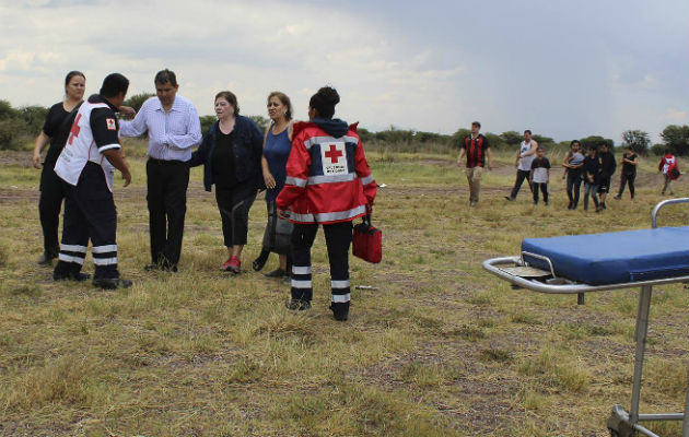 Los pasajeros se alejaban del lugar del accidente. Foto: AP 