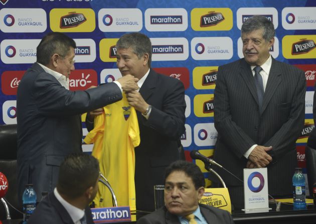 Hernán Bolillo Gómez durante su presentación en Ecuador. Foto EFE