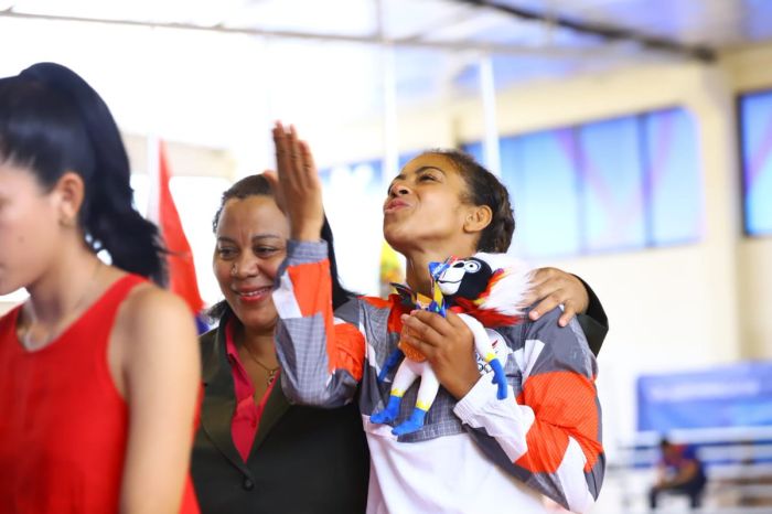 Miryam Roper saluda a los fanáticos luego de recibir la medalla de oro en Barranquilla 2018. Foto @COlimpicoPanama