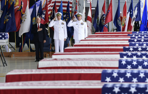 Mike Pence, recibió en Háwai 55 féretros con los restos de los soldados de su país caídos durante la Guerra de Corea. FOTO/AP