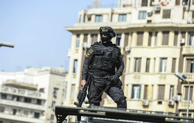 Un agente de policía hace guardia en El Cairo (Egipto). Foto: EFE 