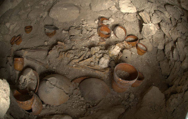 Durante el siglo IX d.C., hubo un gran declive político en la región maya central, cuando sus famosas ciudades fueron abandonadas y las dinastías se terminaron.