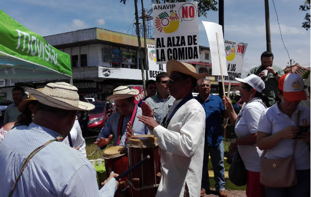 Al ritmo del tamborito salieron a protestar. Fotos: Eric A. Montenegro.