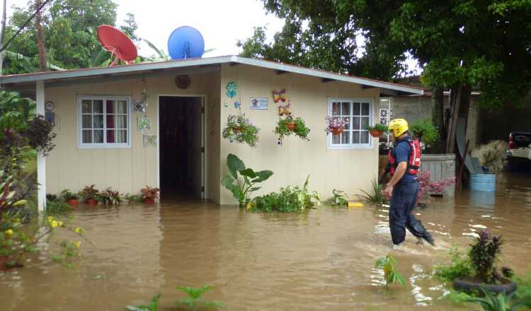 Debido al fuerte aguacero, el agua  entró a sus hogares, lo que fue afectando poco a poco todos sus enseres. Foto: Thays Domínguez