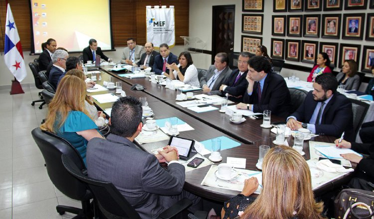 Eyda Varela, ministra encargada de Economía y Finanzas, presidió reunión.  Archivo