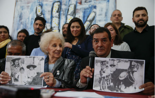 Ismael Ramos y Estela de Carlotto con las fotos de Rosario y sus hijos. Foto: AP.