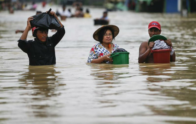 Habitantes de la región de Bago, Myamar, desalojan sus casas llevándose algunas de sus pertenencias. Foto: EFE