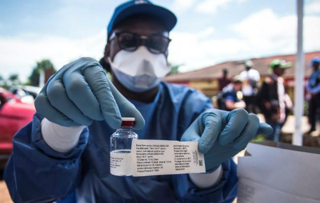 Un trabajador de la Organización Mundial de la Salud (OMS) sostiene una vacuna antes de administrarla. Foto: EFE 