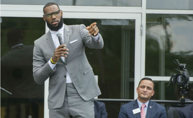 LeBron James habla durante la inauguración de una escuela en Ohio. Foto:AP 