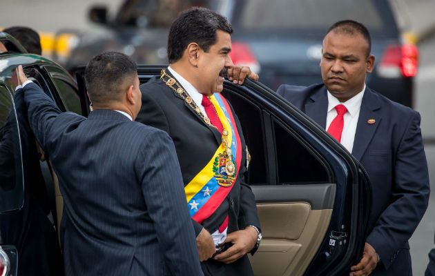 El presidente Nicolás Maduro, sacado del lugar del atentado. FOTO/EFE