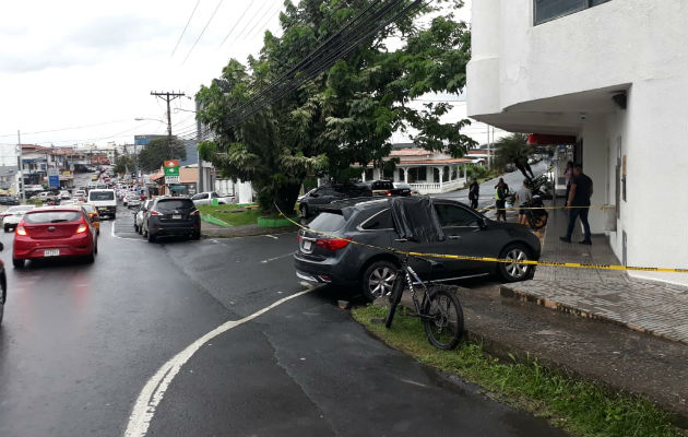 Los asaltantes un hombre y una mujer amenazaron con un arma a su víctima. FOTO/Eric Montenegro