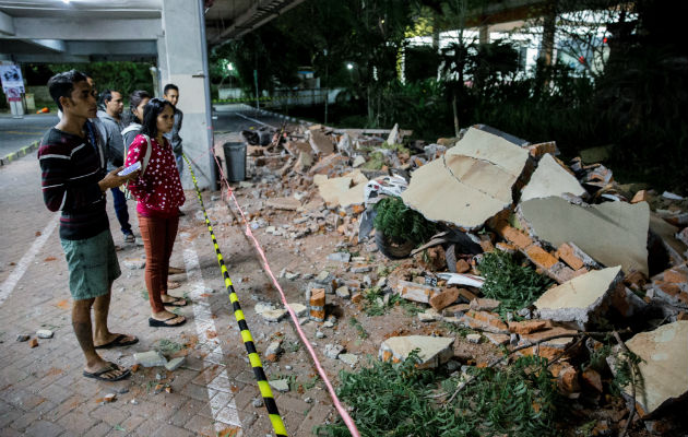 Partes de un edificio de un centro comercial caidas tras el terremoto, en Denpasar, Bali, Indonesia.