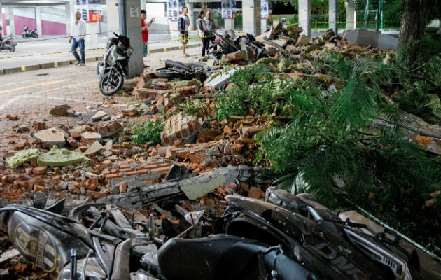 En las fotos colgadas en la red pueden verse escombros en las calles de Lombok debido al seísmo.